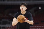 媒体人：杨瀚森下赛季需要争取到一个稳定轮换 未来才能留在这里